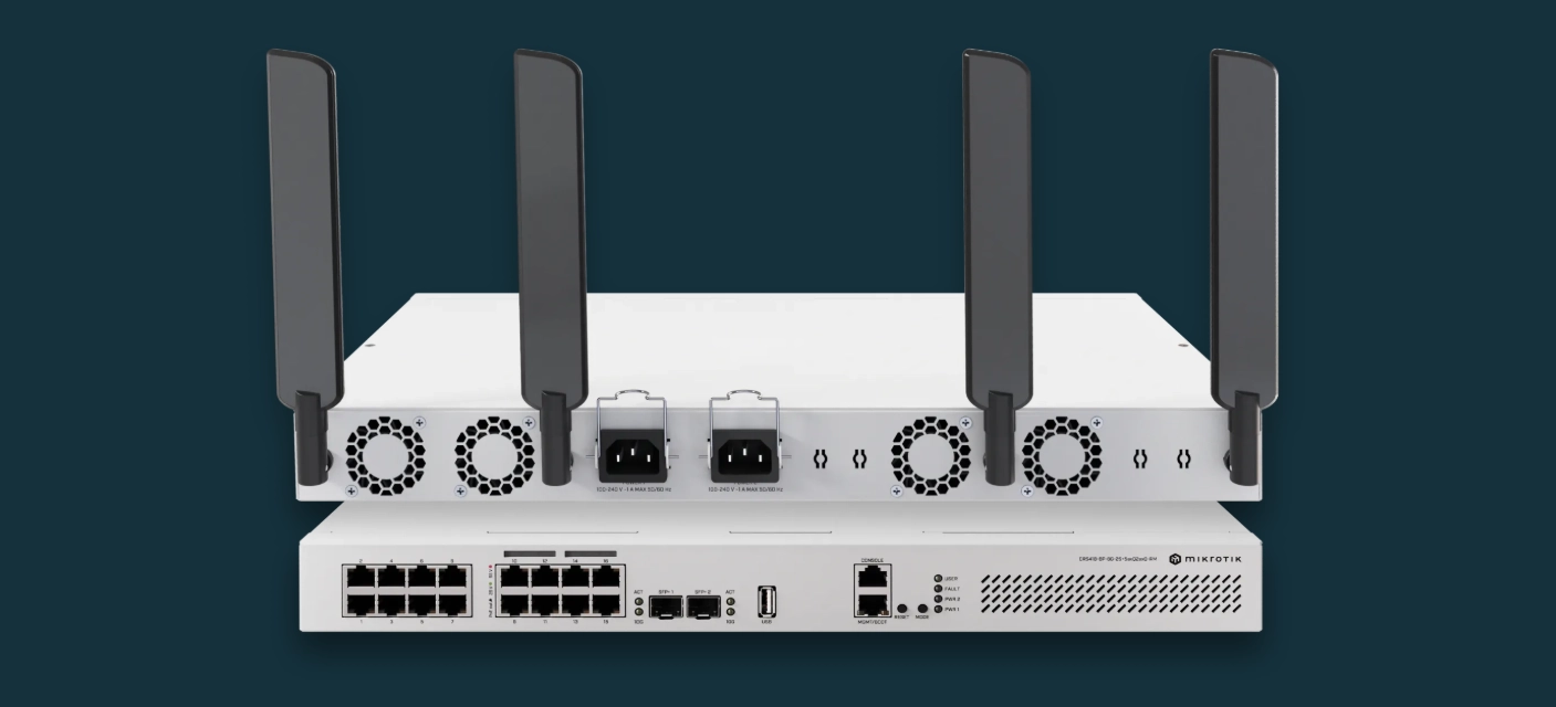 Frente e verso do comutador MIKROTIK CRS418-8P-8G-2S 5AXQ2AXQ-RM com um fundo escuro