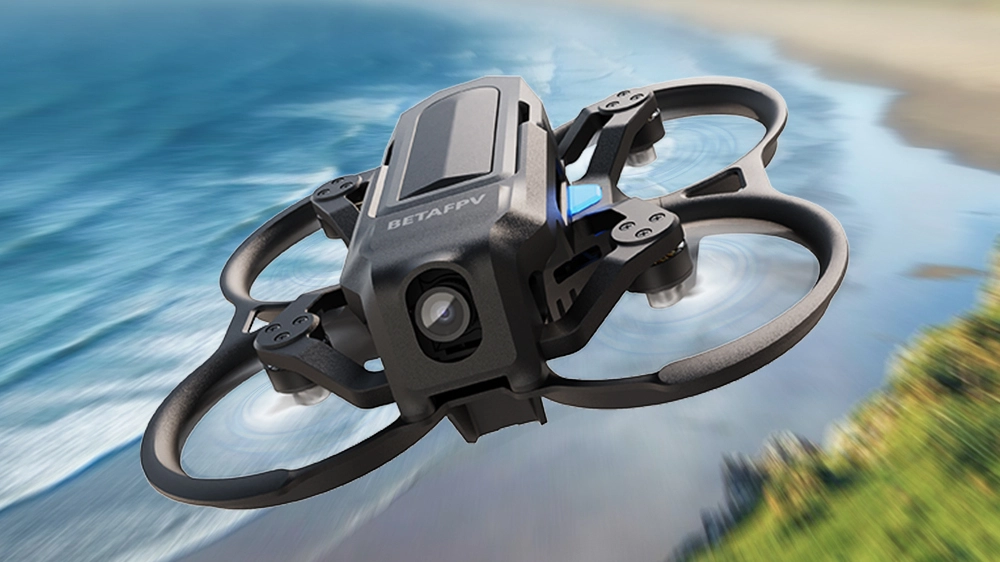 Dron BetaFPV Aquila20 w locie nad brzegiem morza, z wyraźnym widokiem na krajobraz