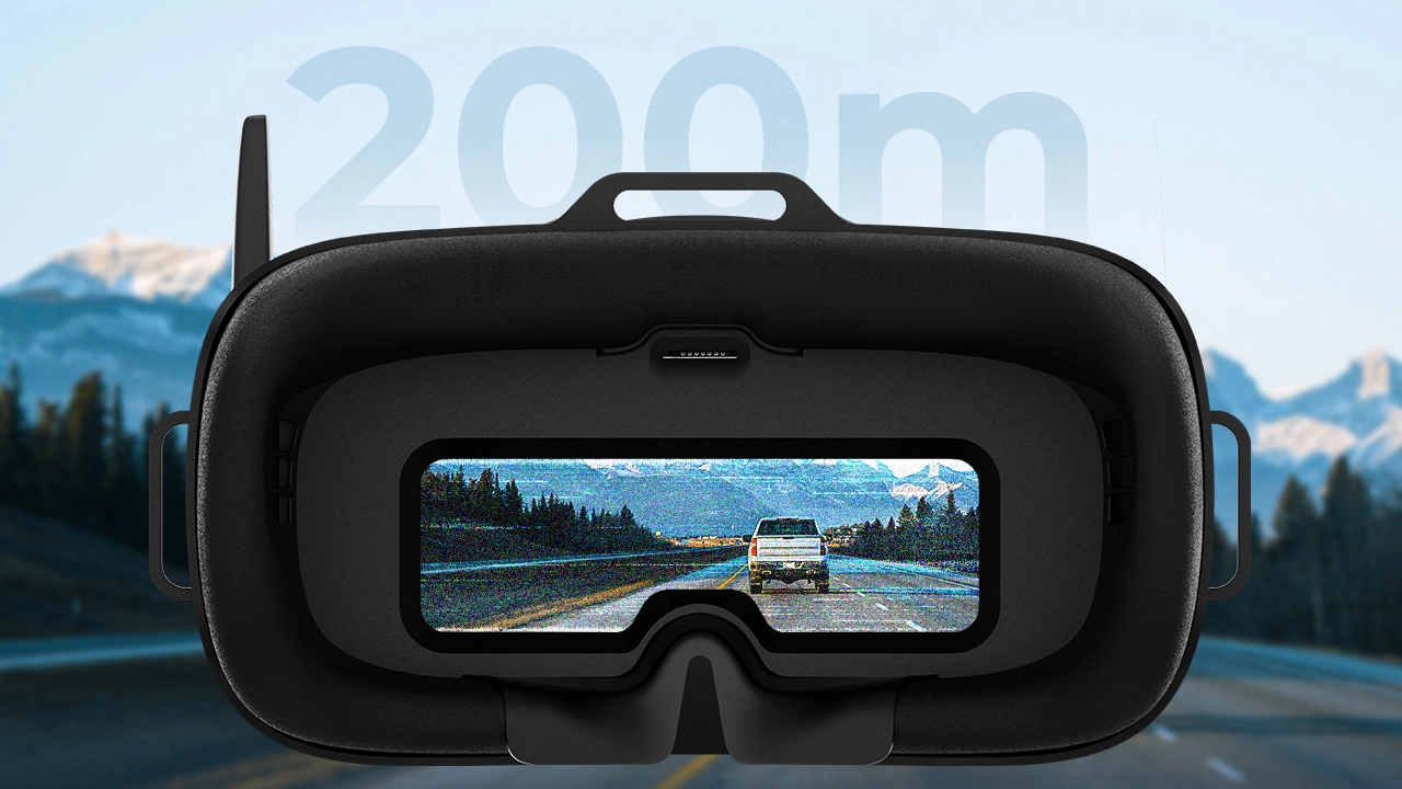 Widok z gogli VR BetaFPV podczas lotu dronem, pokazujący obraz z kamery drona w terenie