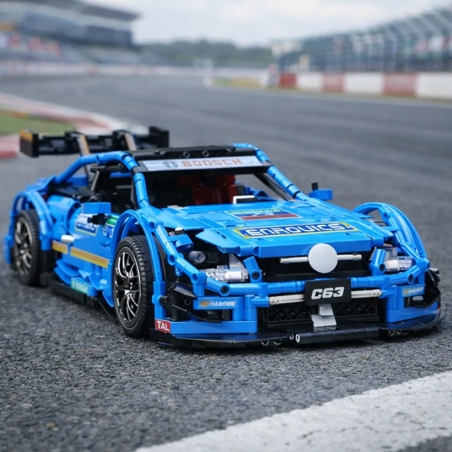 Model wyścigowego samochodu w niebieskim kolorze z detalami aerodynamicznymi.