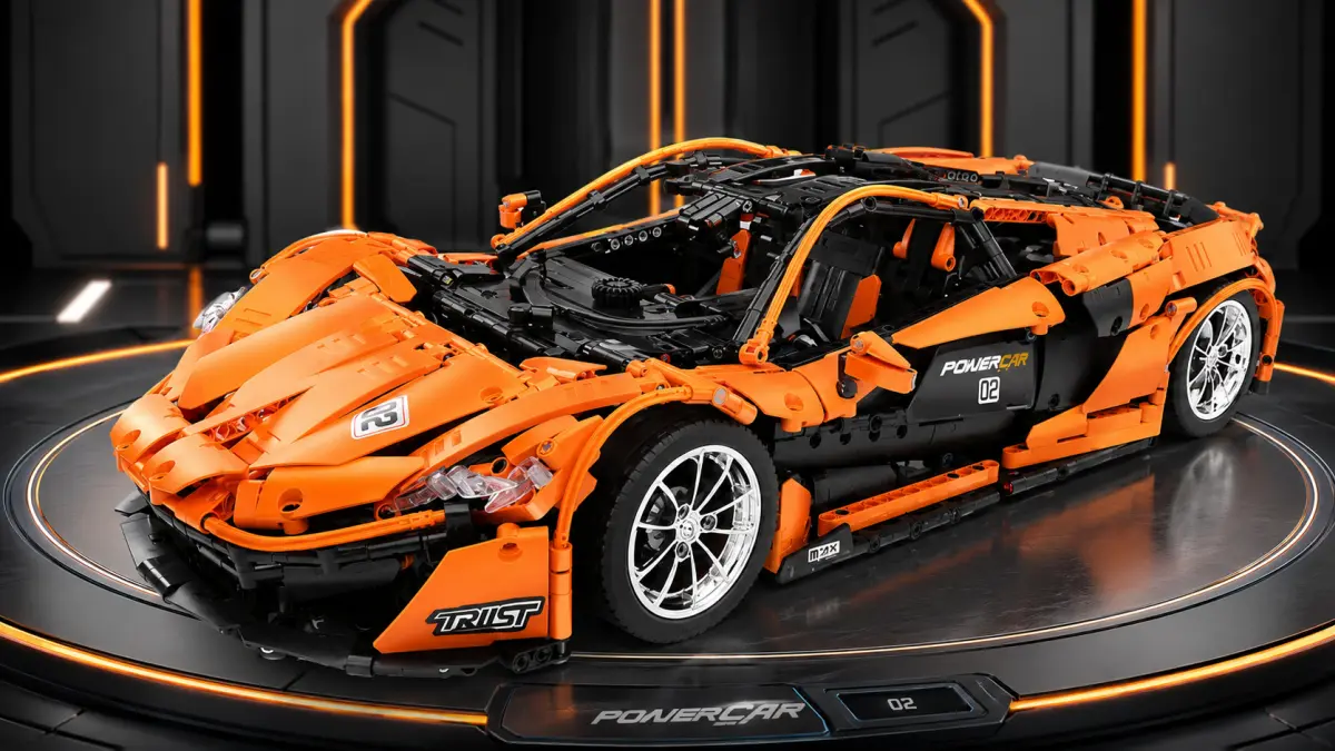 Carro esportivo de blocos laranja e preto em uma plataforma de exposição iluminada