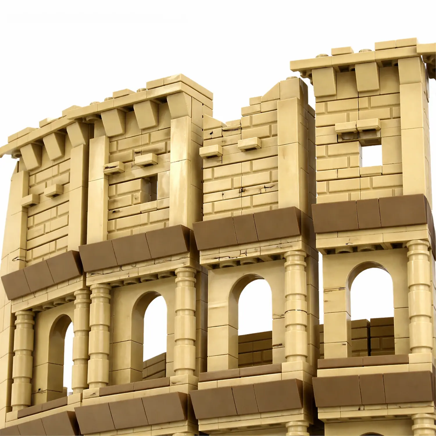 Detal na część zewnętrzną Koloseum, uwydatniającą kolumny i styl architektoniczny.