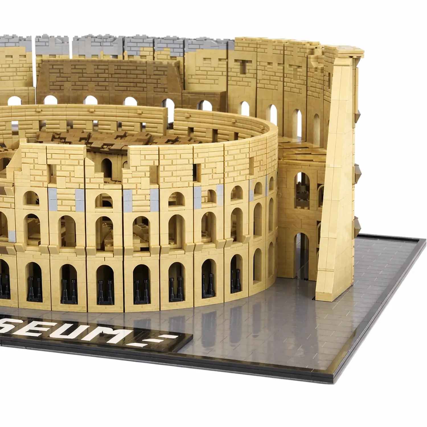Zbliżenie na boczną część modelu Koloseum, prezentujące szczegóły architektoniczne z wykorzystaniem klocków.