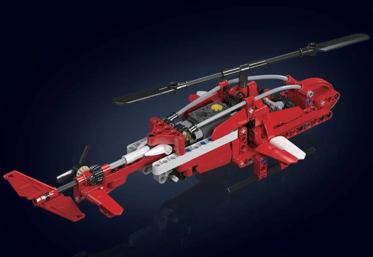 Modell eines roten Hubschraubers aus Mould-King-Bausteinen, Ansicht von der Heckseite mit sichtbarem Rotormechanismus und Heckleitwerk