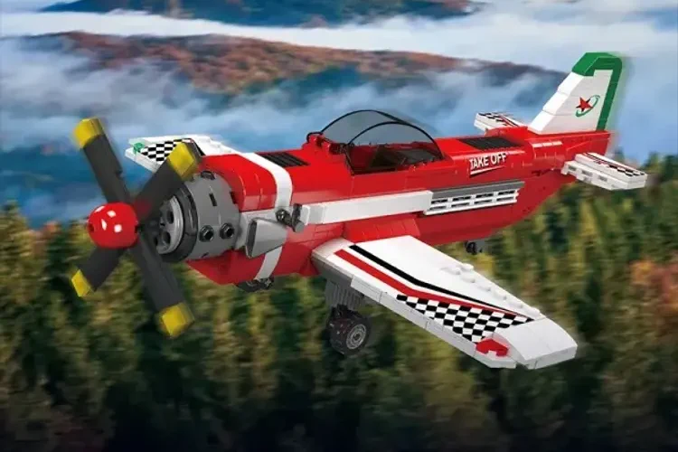 Avião vermelho Mould King 24058 de blocos voando sobre a floresta. O modelo tem asas brancas com xadrez e estabilizador verde