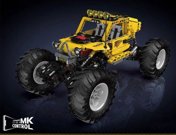 Coche todoterreno amarillo de bloques tipo monster truck con grandes neumáticos negros sobre fondo oscuro