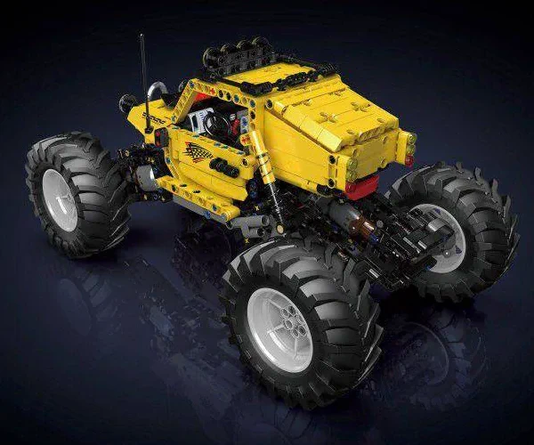Modelo de monster truck amarillo de bloques visto desde atrás, mostrando la suspensión, el motor y las ruedas macizas