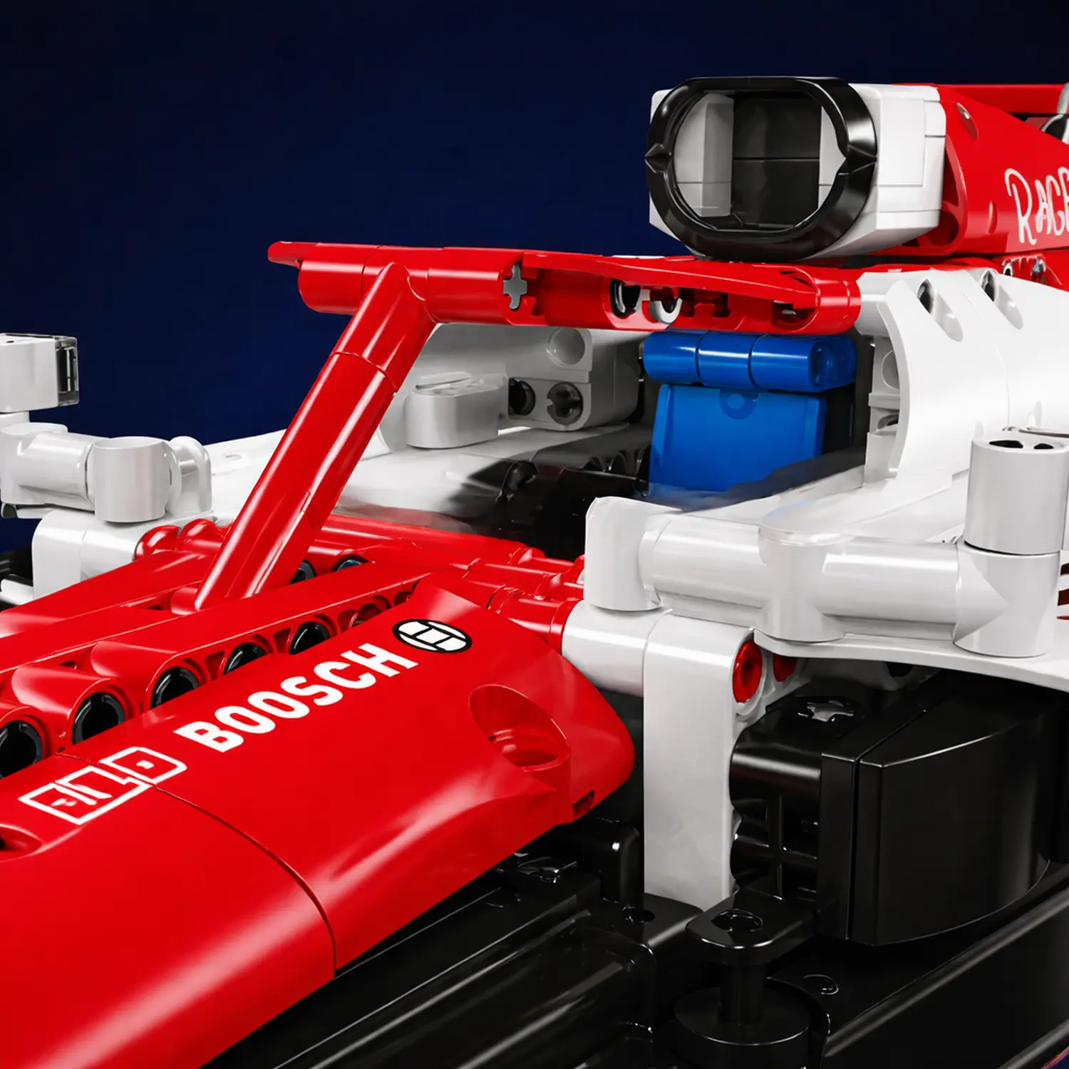 Detalhes do motor e elementos construtivos com o logo da marca vis&iacute;vel