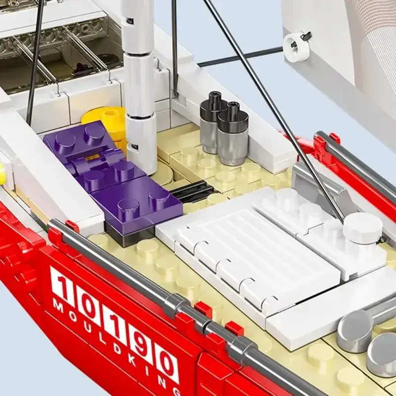 Close-up do convés de um modelo de navio de blocos com elementos roxos e brancos e detalhes prateados