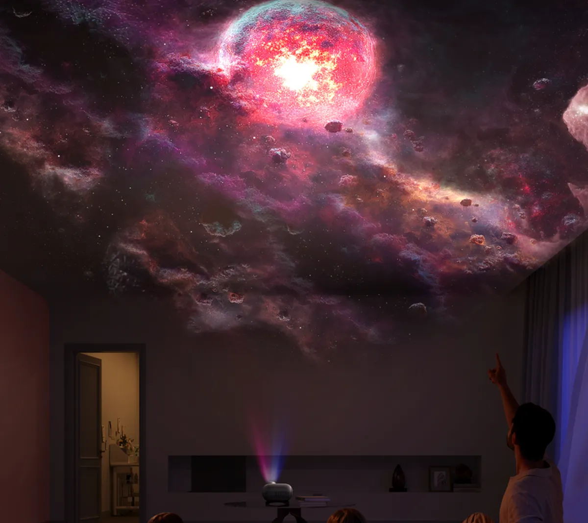 Proyección rojo-anaranjada de un sol y nebulosas en el techo de una habitación oscura.