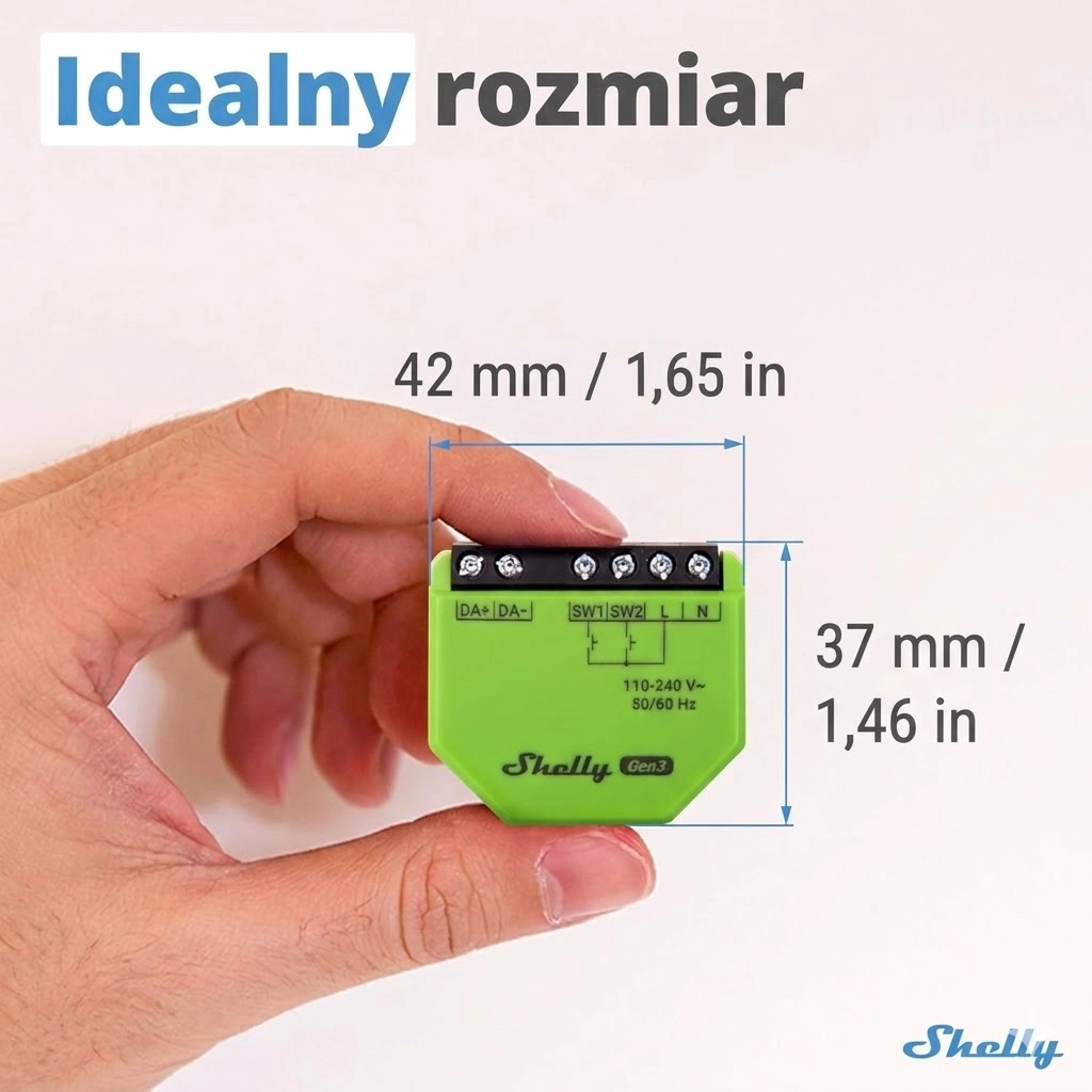 Moduł Shelly DALI Dimmer Gen3 w ręce, ustawiony na jednolitym tle