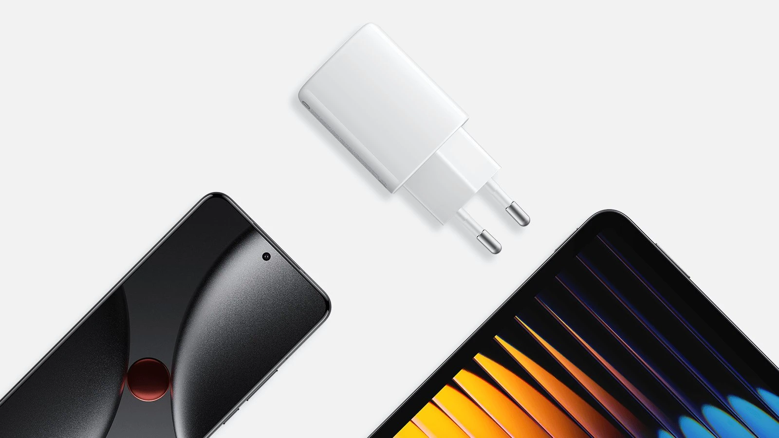 Vista superior de um carregador Xiaomi branco ao lado dos cantos de um smartphone e de um tablet sobre fundo claro