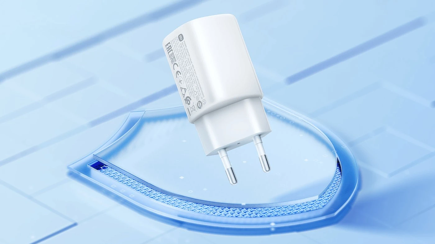 Carregador de rede Xiaomi branco flutuando acima de um gráfico de escudo azul-claro simbolizando proteção e segurança