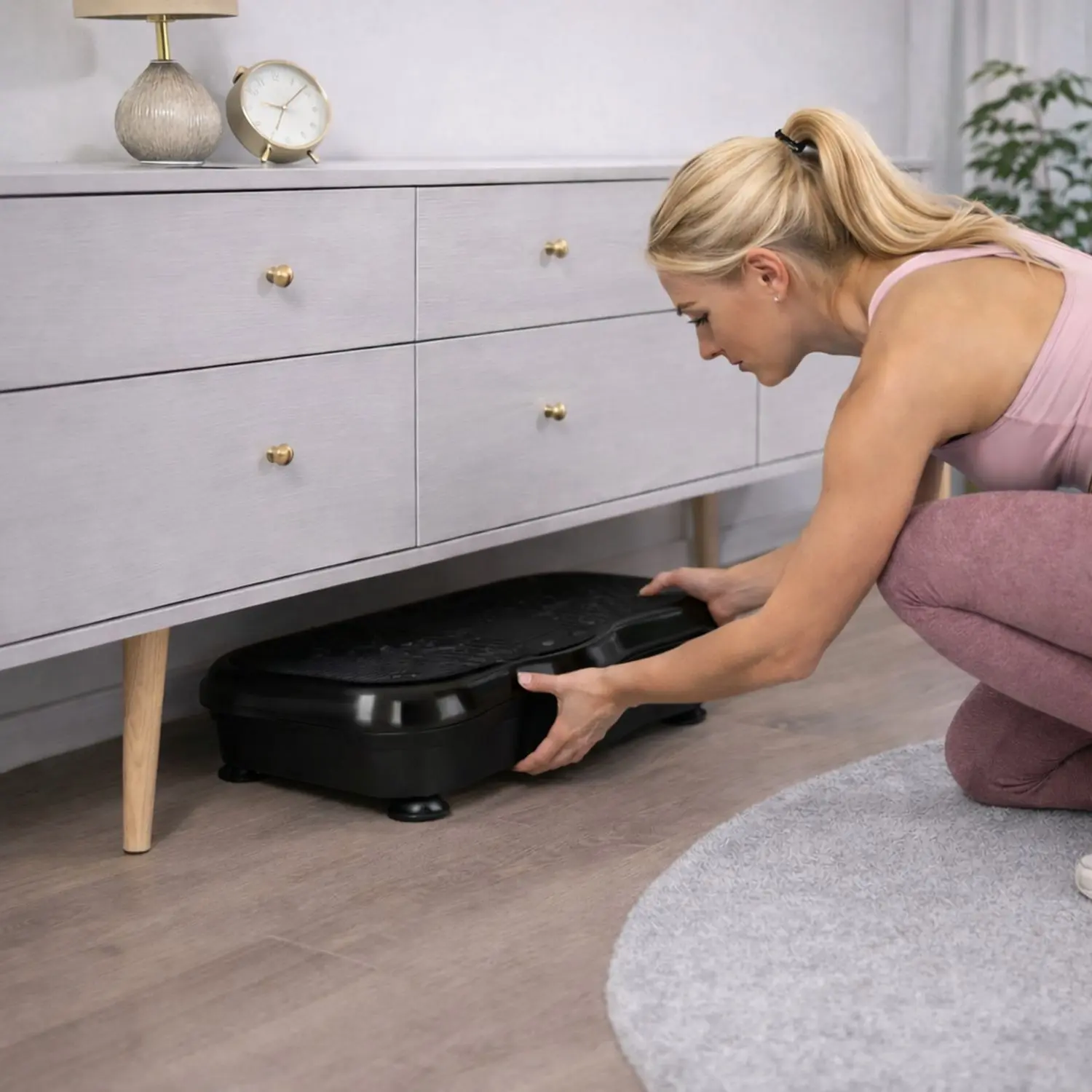 Platforma wibracyjna schowana pod meblem
