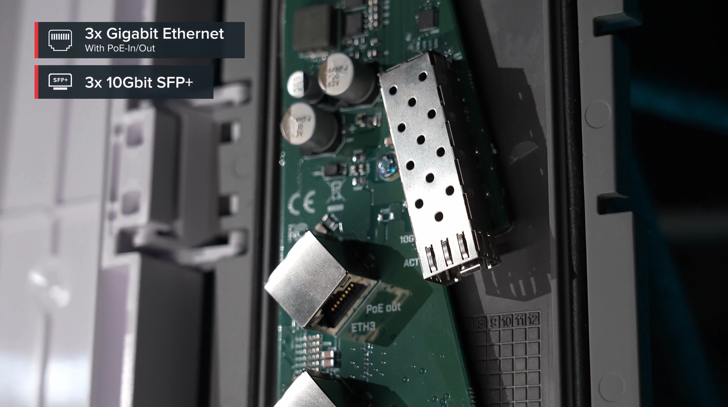 Wewnątrz obudowy Mikrotik GPERx6 – wyraźnie widoczna płyta z portami oraz elektroniką