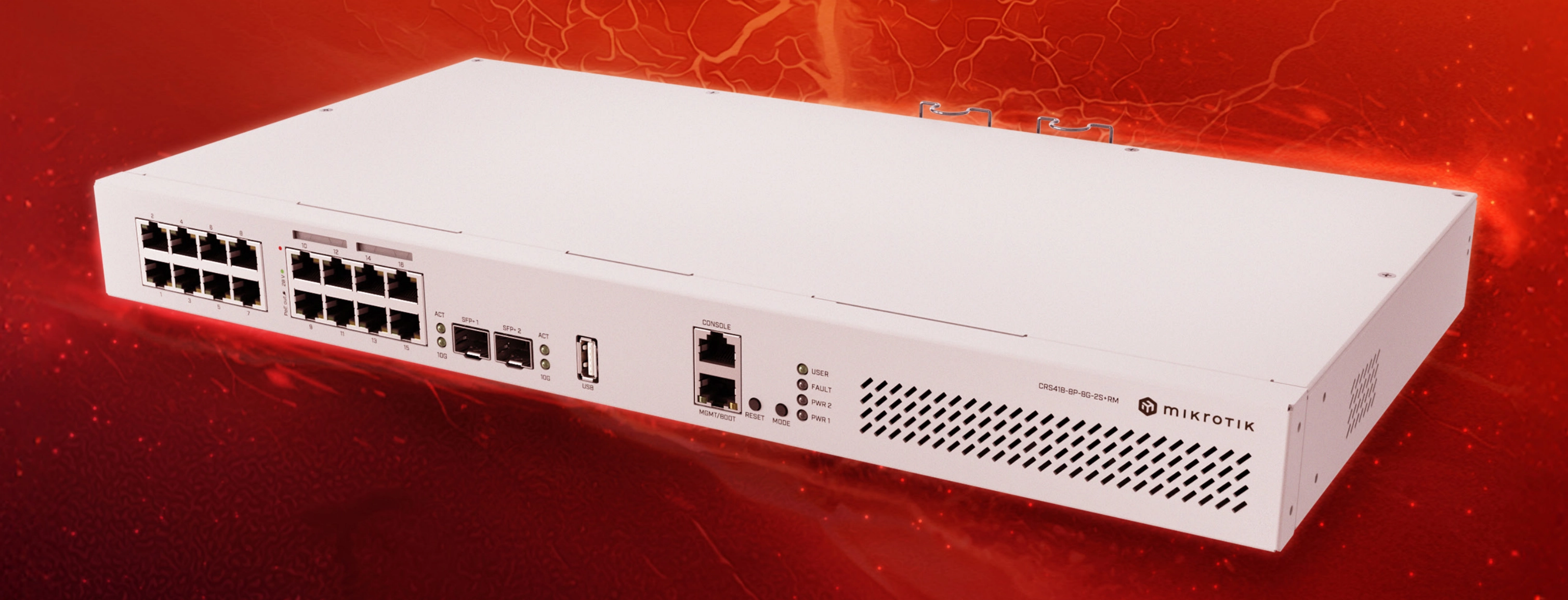 MikroTik CRS418-8P-8G-2S+RM na pierwszym planie, biały rackowy switch na czerwonym tle, widoczne porty i diody