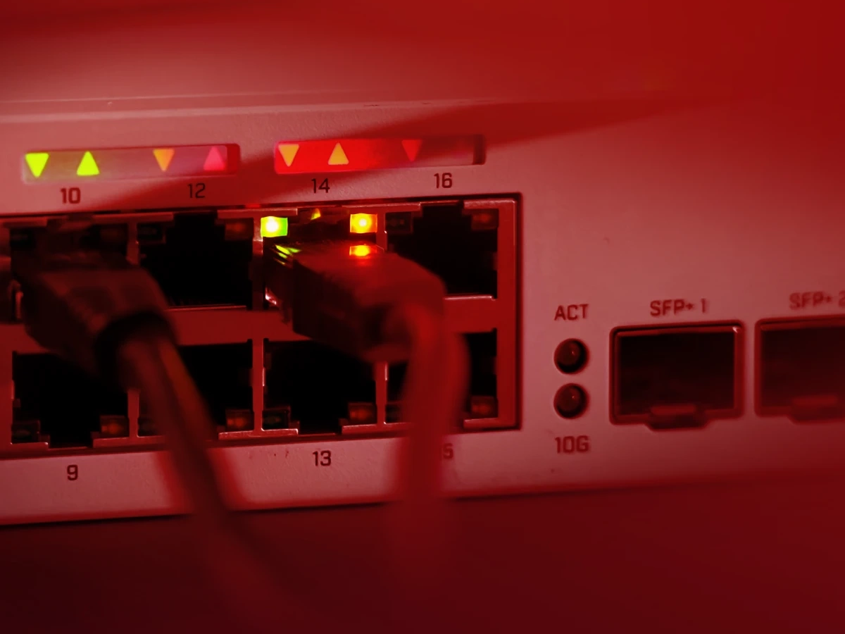 Widok z góry na obudowę CRS418-8P-8G-2S+RM, gładka biała powierzchnia na kontrastowym tle