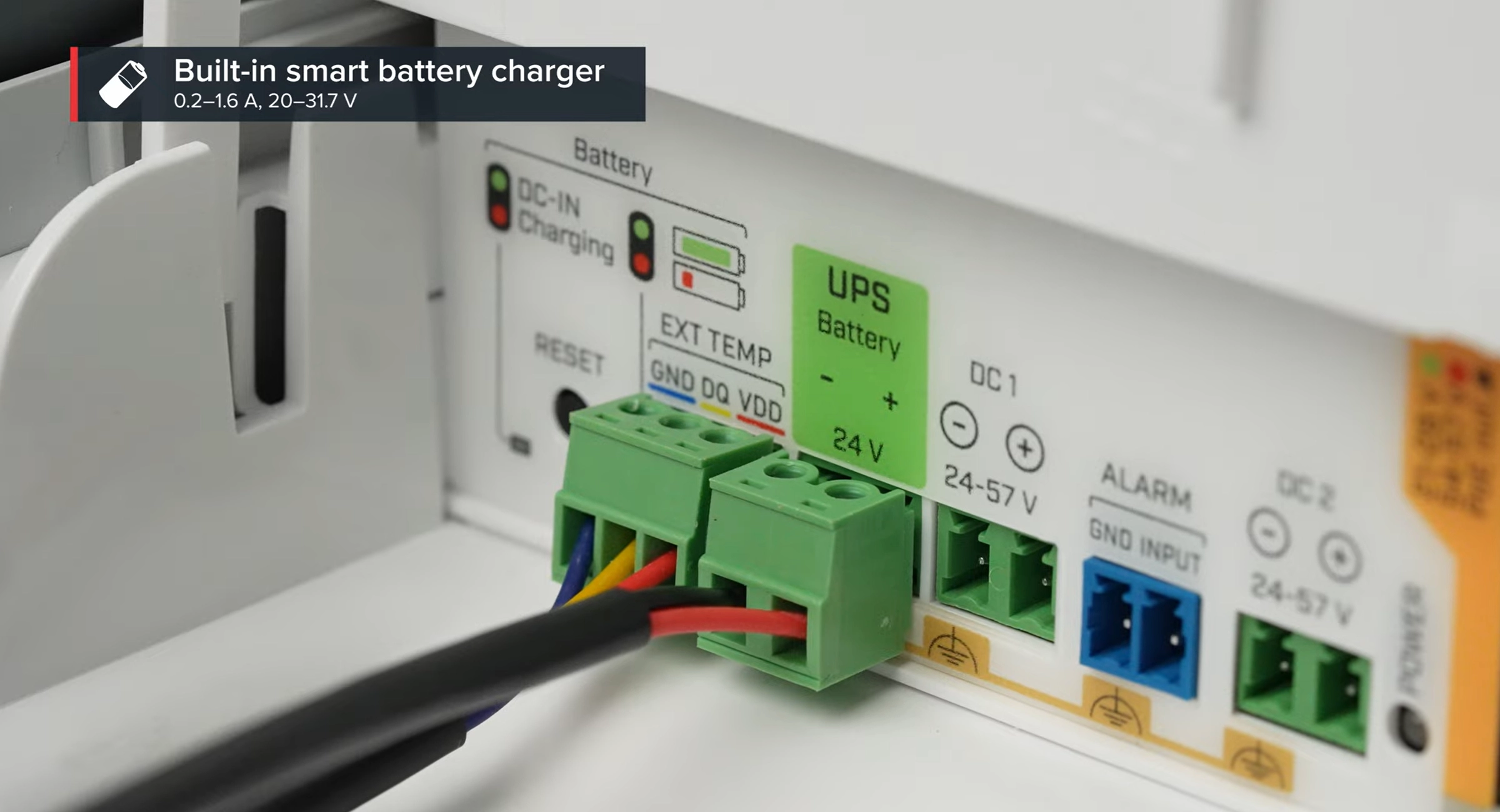 Mikrotik NetPower Lite 8P posiada specjalne terminale do baterii oraz wskaźniki stanu zasilania na tylnym panelu
