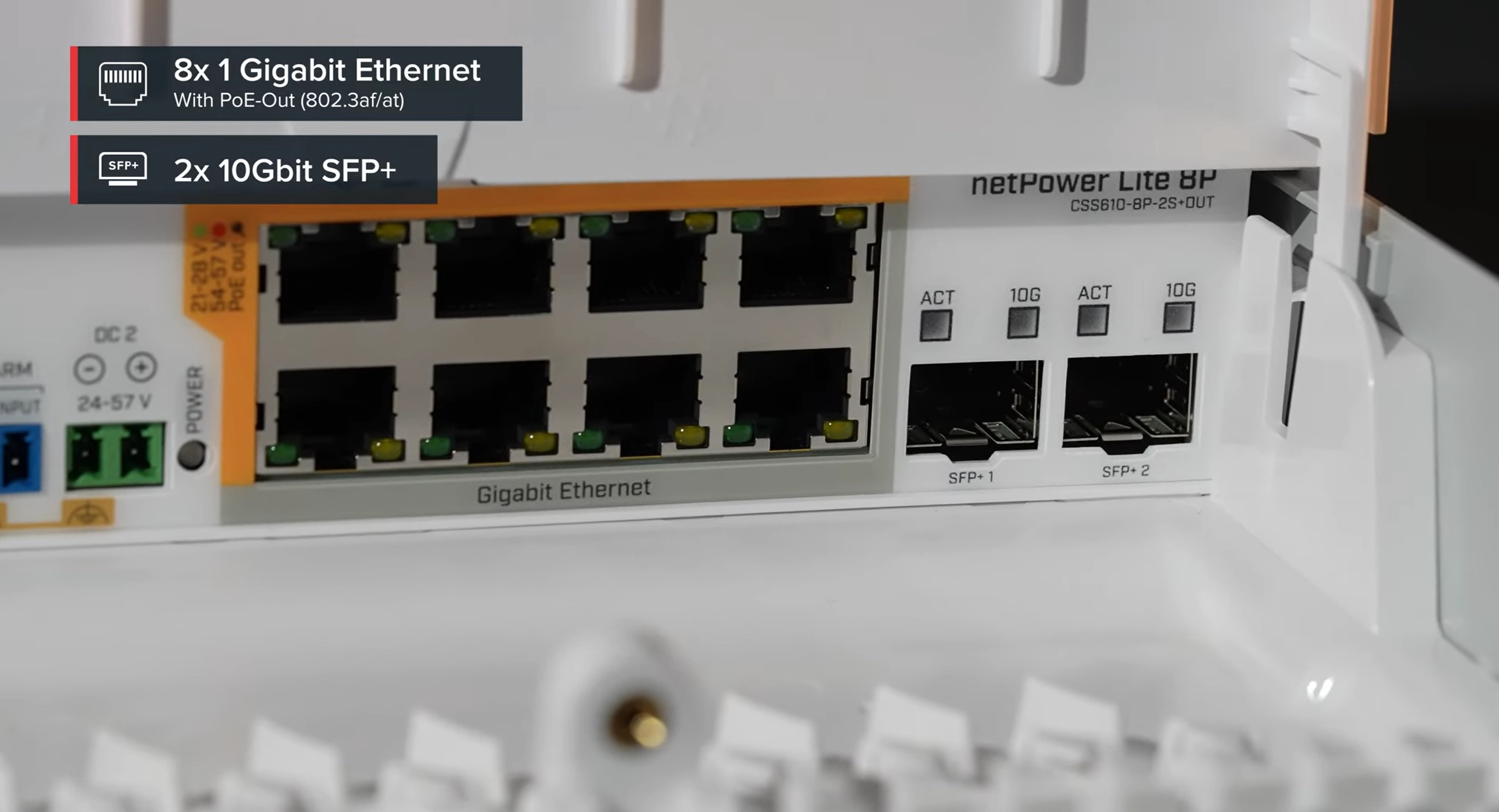 W pełnym widoku Mikrotik NetPower Lite 8P, na ciemnym tle, widoczne są porty oraz detale designu.