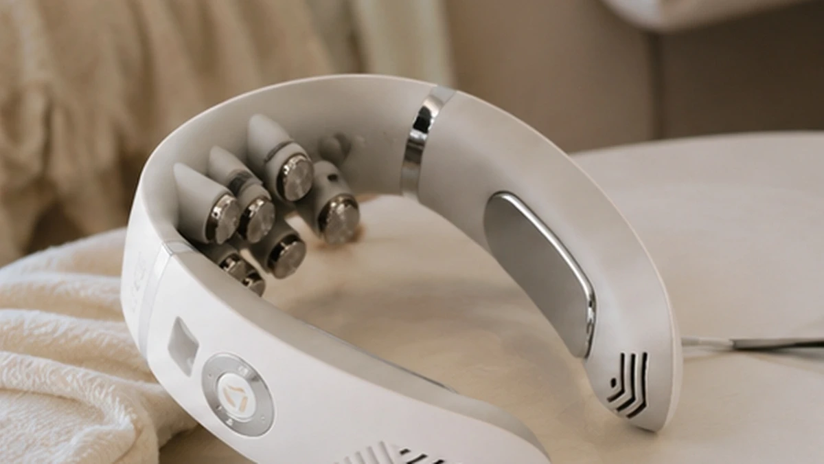 STAY BEAUTY CW1 massager with control panel and display