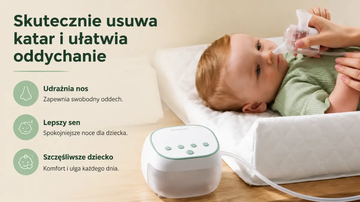Dziecko leżące na przewijaku podczas odsysania nosa, ręce dorosłego trzymają końcówkę przy nosie, aspirator włączony.