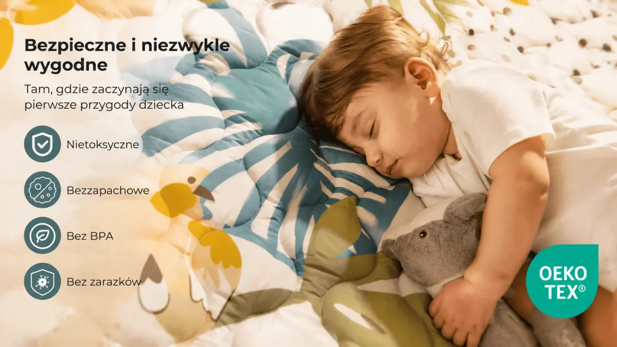 Spící dítě objímá plyšovou hračku na podložce s motivem listů a květů, oceněné certifikátem OEKO-TEX.