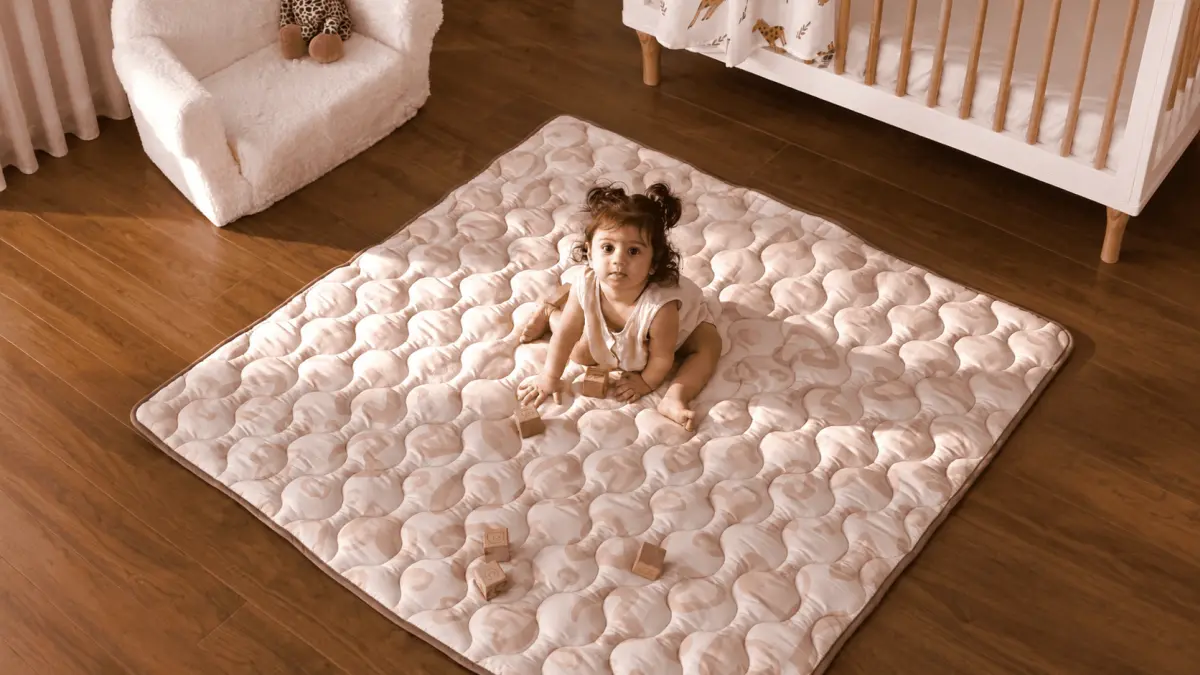 Crian&ccedil;a sentada no tapete, brincando com blocos de madeira, tapete em cor clara e discreta no quarto infantil.