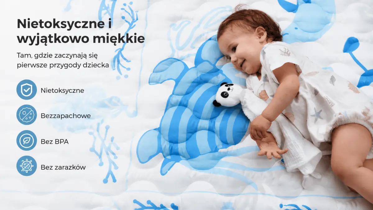 Dítě leží na podložce v odstínech modré, objímá plyšovou hračku, zdůrazněny bezpečné a netoxické vlastnosti.
