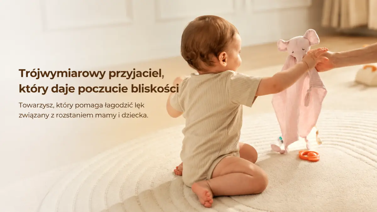 Ребёнок получает плед-слоника от опекуна, игрушка поддерживает чувство близости и комфорта