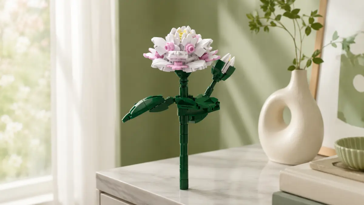 Flor decorativa de blocos colocada sobre uma bancada de m&aacute;rmore num interior claro.