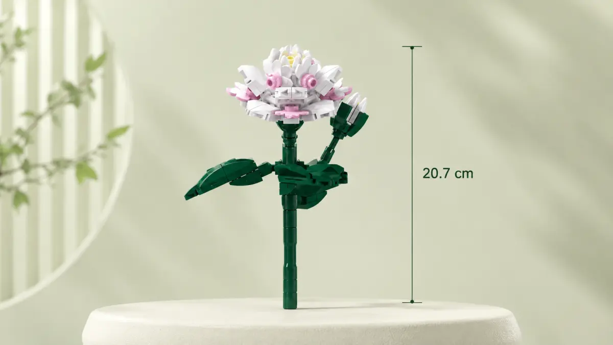 Flor de blocos com c&aacute;lice amplo, folhas verdes e bot&atilde;o lateral.