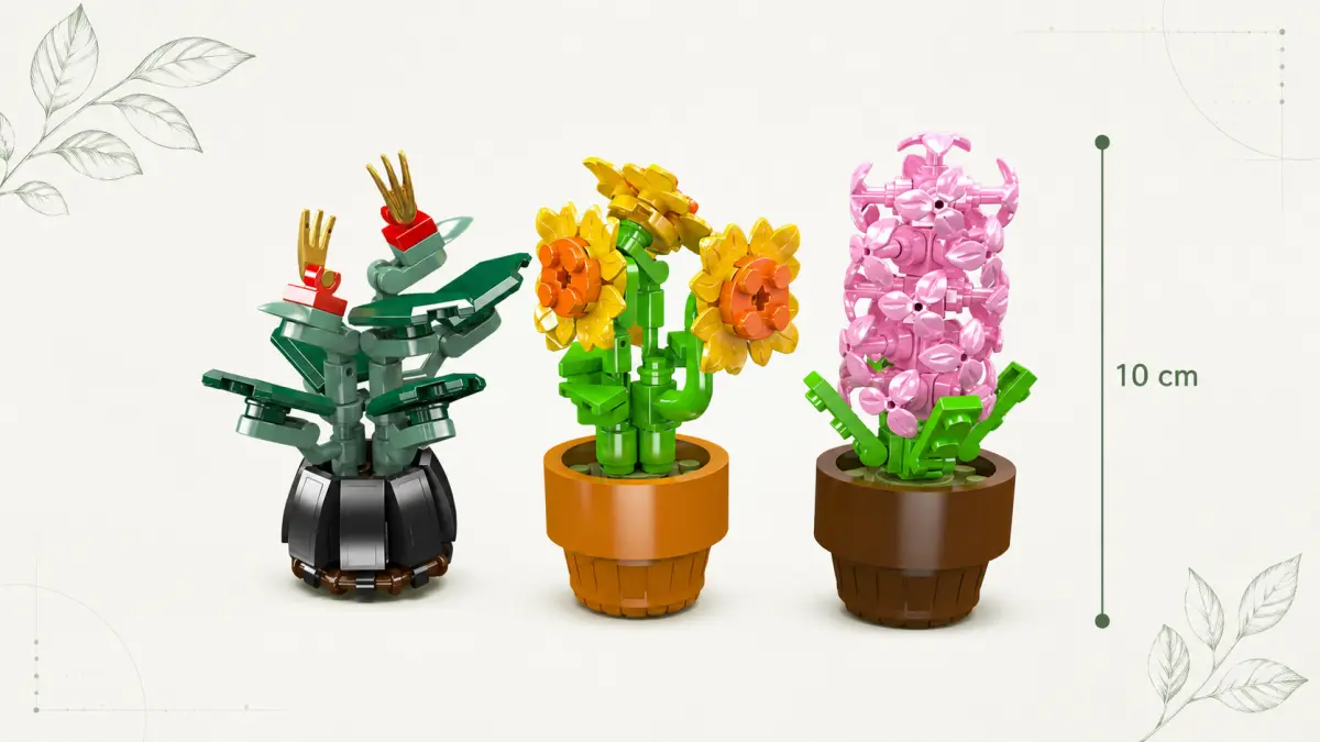Conjunto de tr&ecirc;s modelos florais de blocos em vasos pretos e castanhos sobre fundo claro.