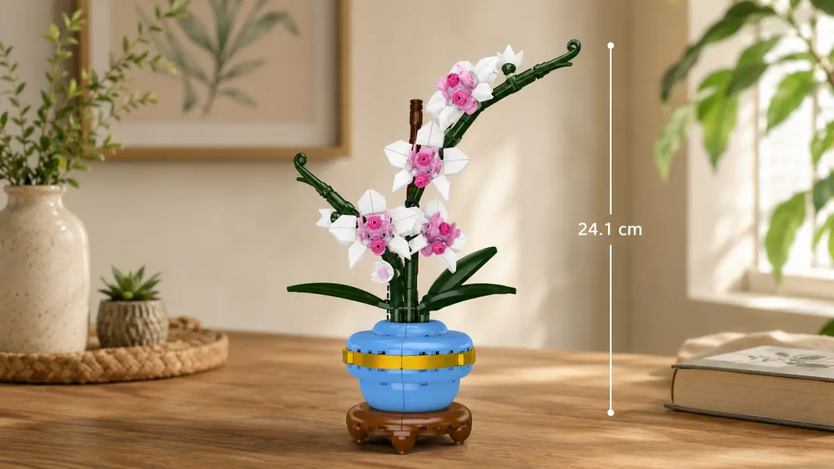 Orchidea di mattoncini con fiori bianchi in un vaso blu su un tavolino di legno