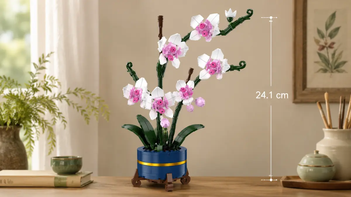 Orchidea di mattoncini con fiori bianchi e rosa in un vaso blu su un tavolino