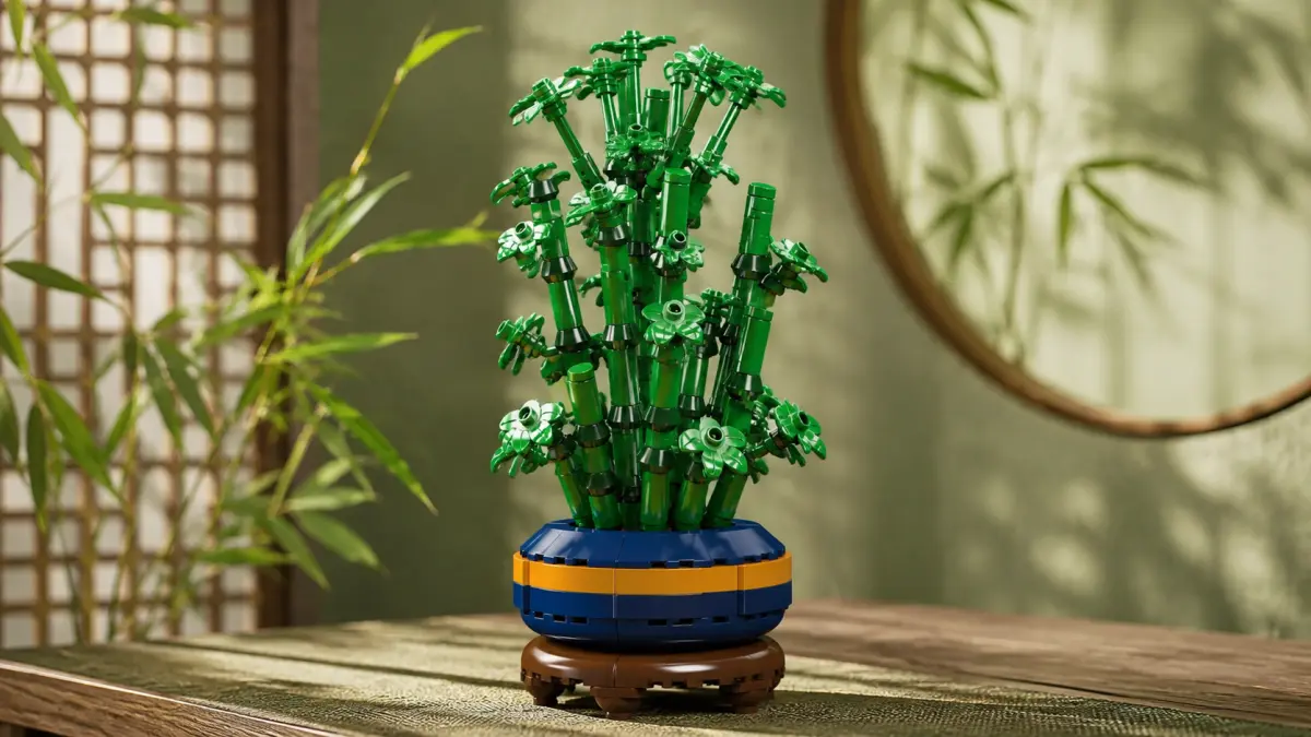 Bambu de blocos verdes num vaso azul-marinho colocado sobre uma mesa de madeira.