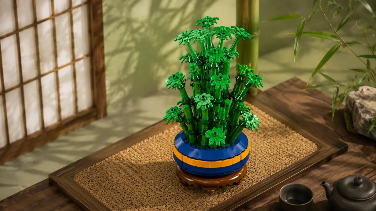 Bambu de blocos colocado sobre um tapete entran&ccedil;ado ao lado de um bule, uma ch&aacute;vena e pedras.