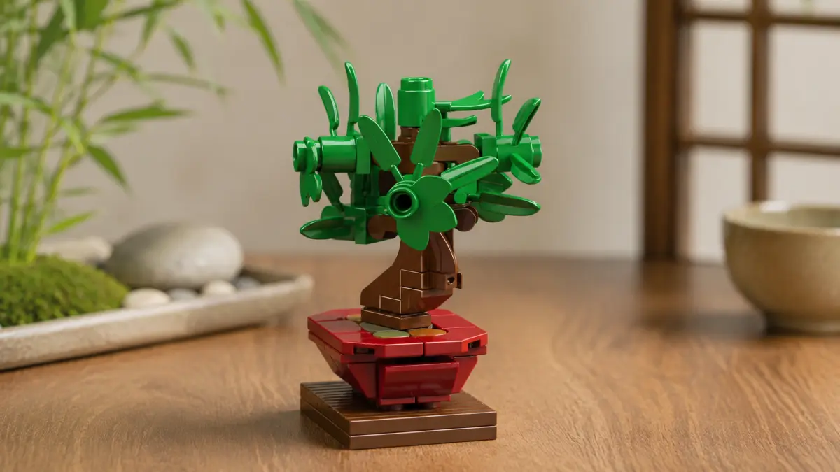 Pequena &aacute;rvore bonsai feita de blocos verdes e castanhos num vaso vermelho.