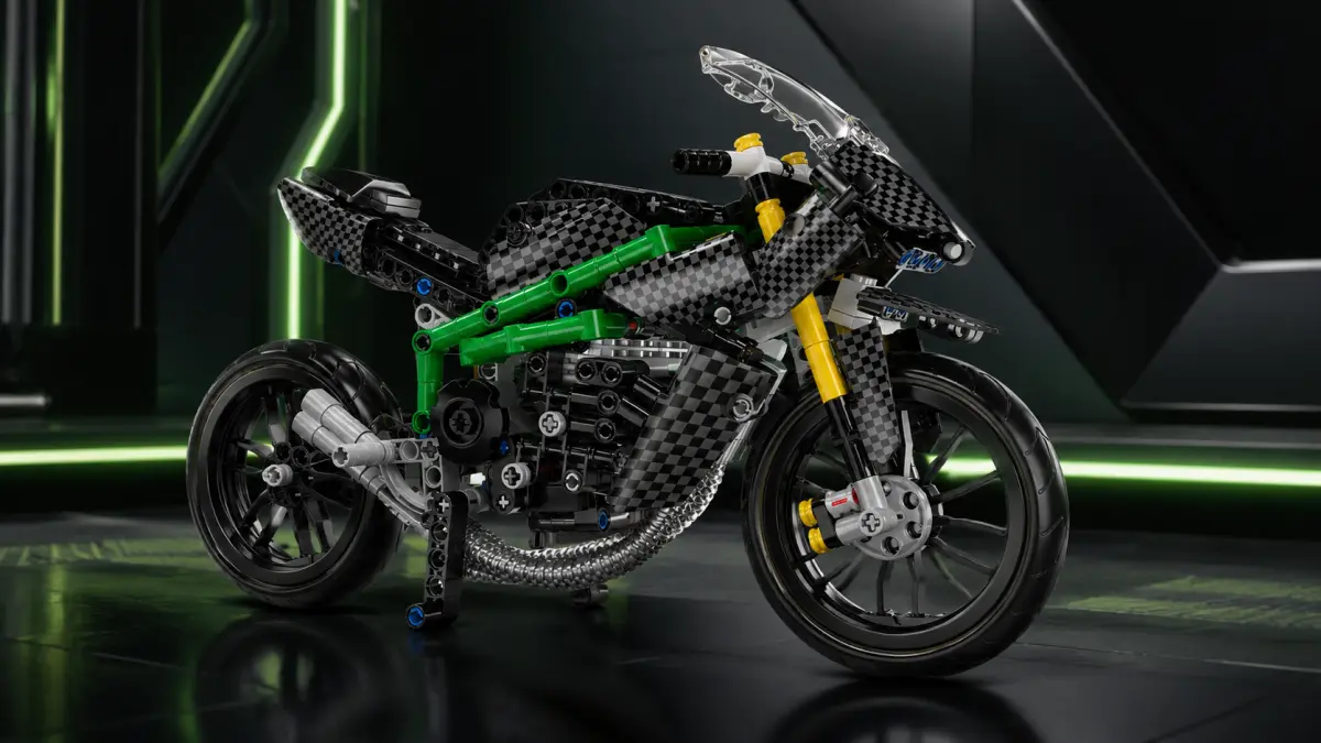 Schwarz-grünes Rennmotorrad aus Bausteinen vor futuristischem Hintergrund mit Neonbeleuchtung.