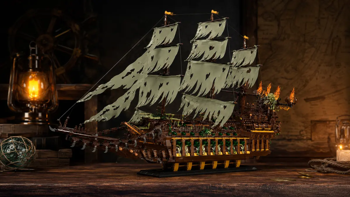 Modelo de navio sombrio de blocos sobre uma mesa de madeira, rodeado por l&acirc;mpadas, um mapa e cordas.