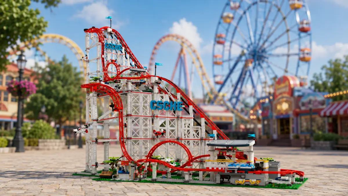 Eğlence parkında kırmızı raylı bloklardan yapılmış roller coaster, arka planda dönme dolapla