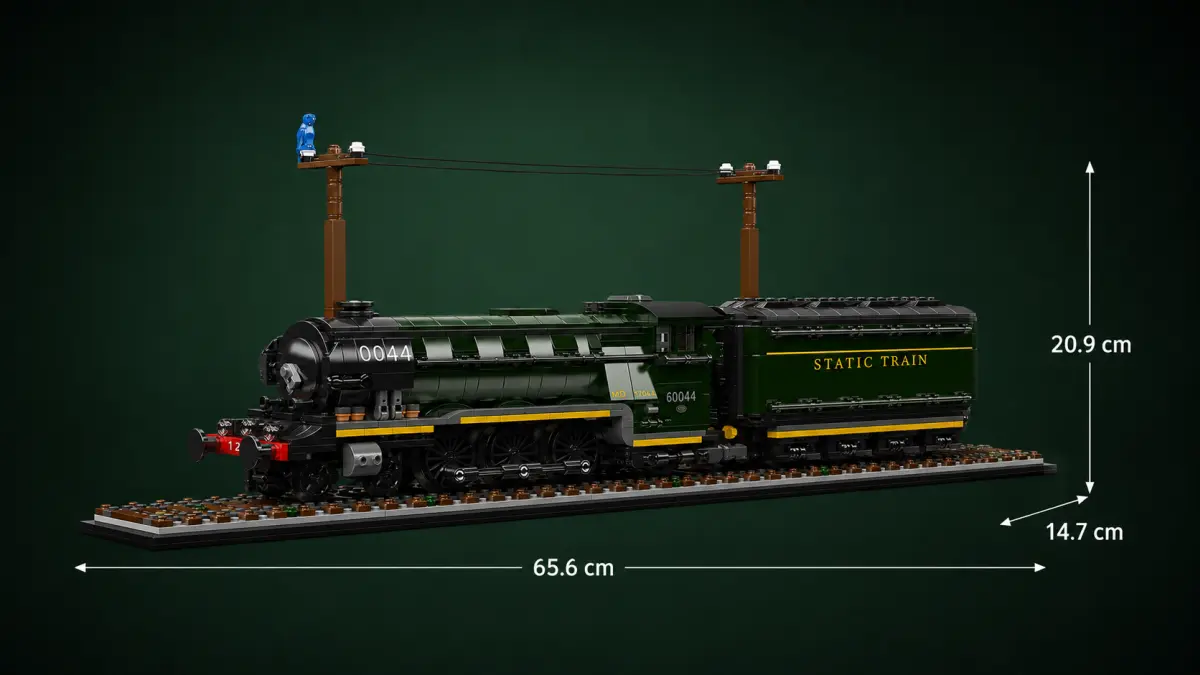 Model parní lokomotivy s tendrem na podstavci, zobrazený na tmavě zeleném pozadí s rozměrovými liniemi.