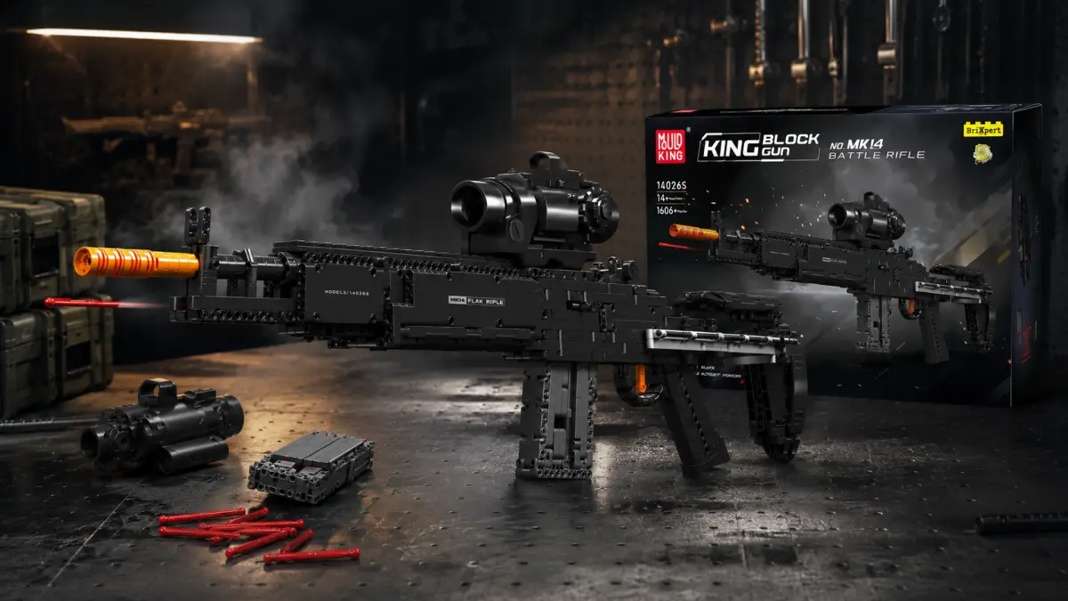 Černá puška z kostek MOULD KING MK14 EBR stojící na pracovním stole.