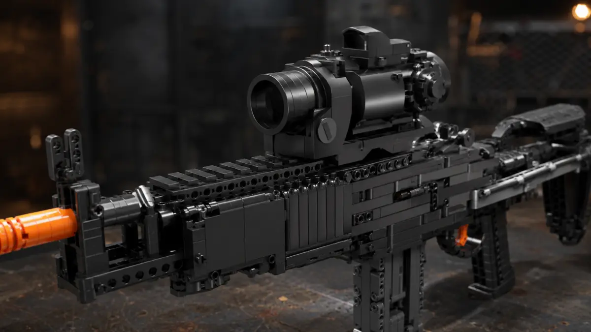 Zblízka optický zaměřovač a horní lišta modelu pušky z kostek MOULD KING.