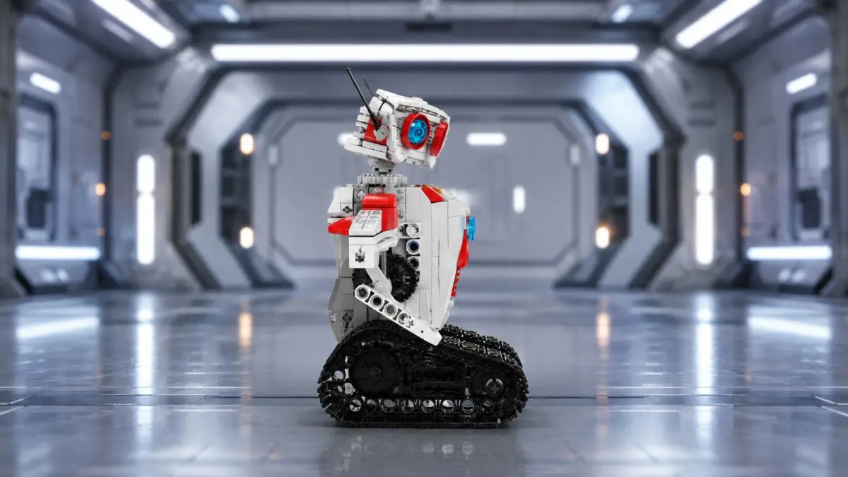 Боковой вид робота из кубиков на гусеницах в светлом коридоре в стиле science fiction.