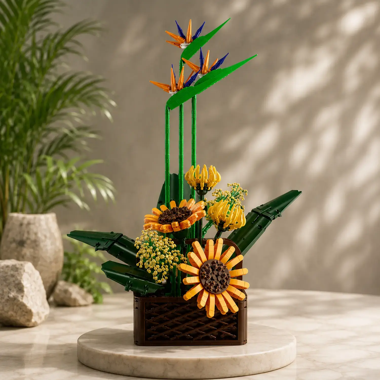 Buqu&ecirc; decorativo de blocos com flores amarelas e grandes folhas verdes