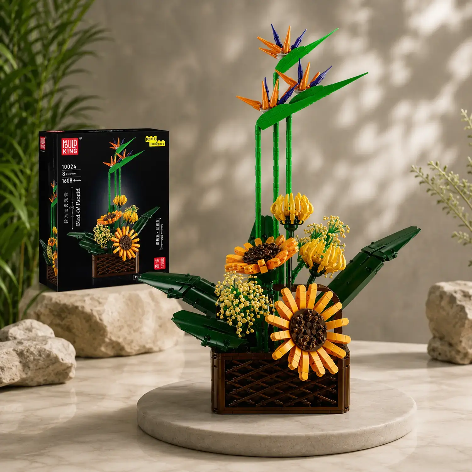 Buqu&ecirc; de flores de blocos num vaso colocado ao lado da embalagem do conjunto