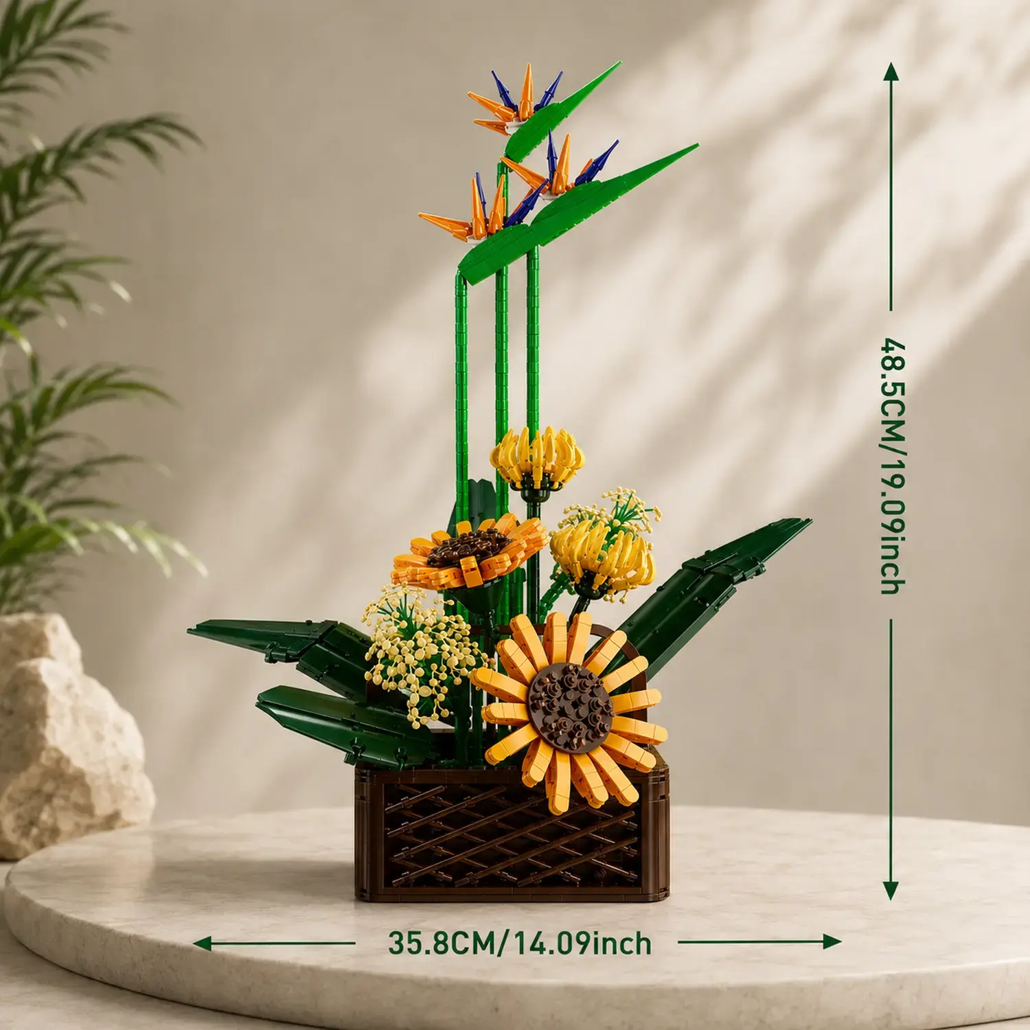 Buqu&ecirc; de flores de blocos num vaso castanho com grandes folhas verdes e flores amarelas