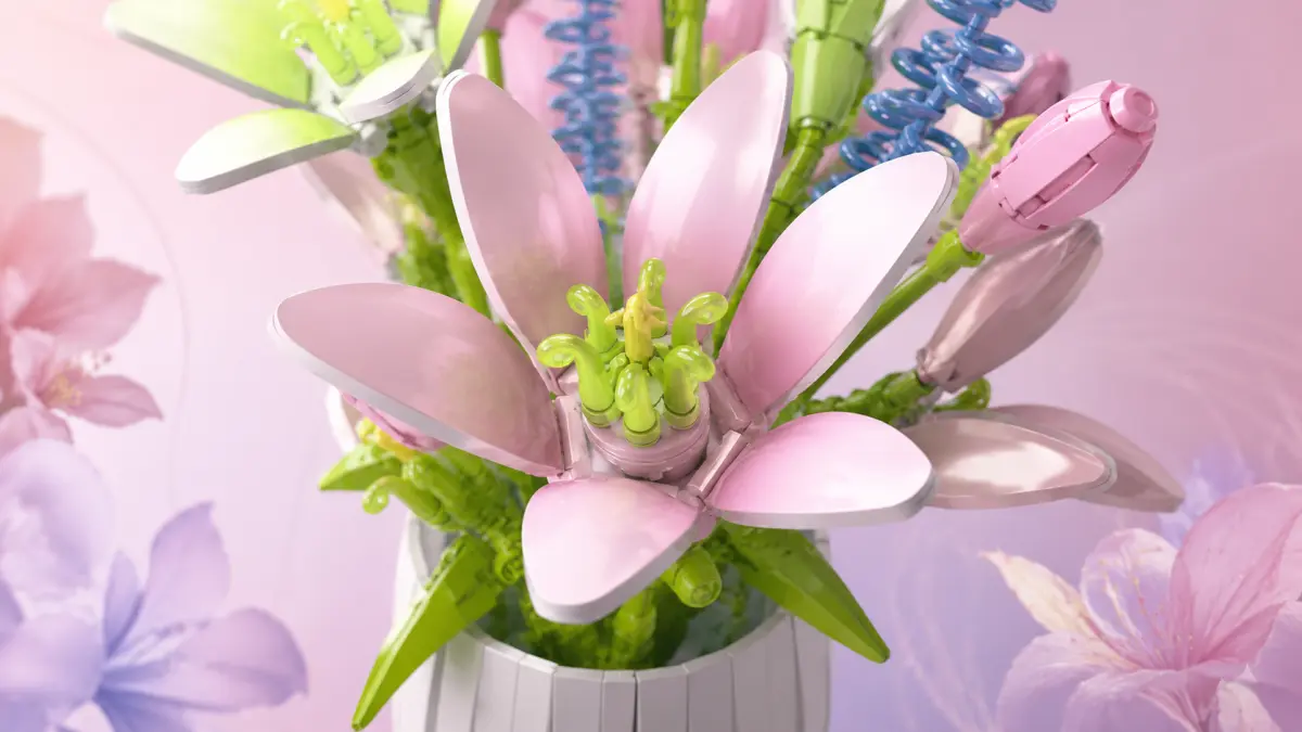 Primo piano di un fiore rosa in mattoncini con centro verde e petali pastello