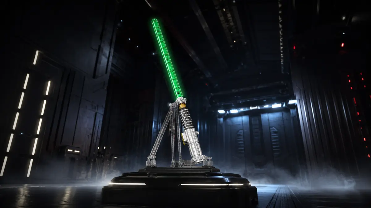 Spada laser verde in mattoncini su base espositiva in un corridoio scuro