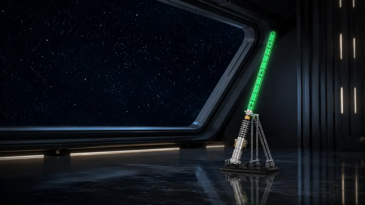 Modello in mattoncini di una spada laser verde posizionato vicino a una grande finestra con vista sulle stelle